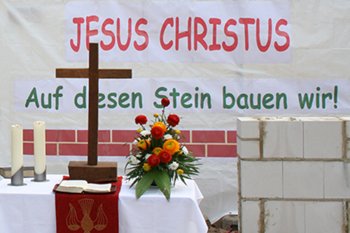 Jesus Christus - auf diesen Stein bauen wir.